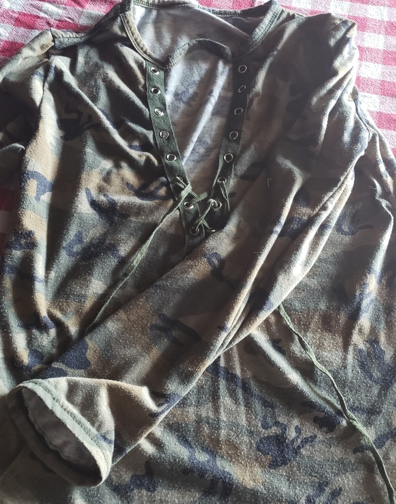 Unbranded long sleeve camouflage closable V-neck